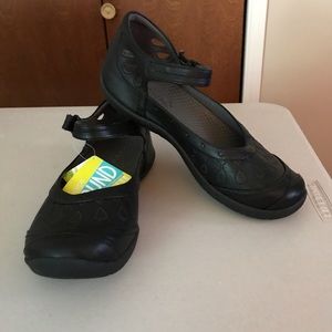 NWT BareTraps Black MaryJanes Size 9